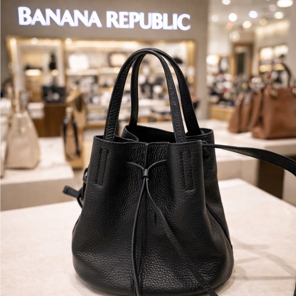 🌸Banana Republic Black Leather Drawstring Bucket Bag